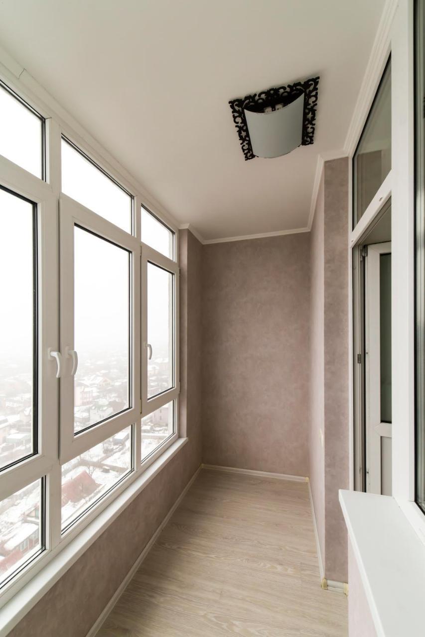 Studio Apartment On Bazhana Kiev Exteriör bild