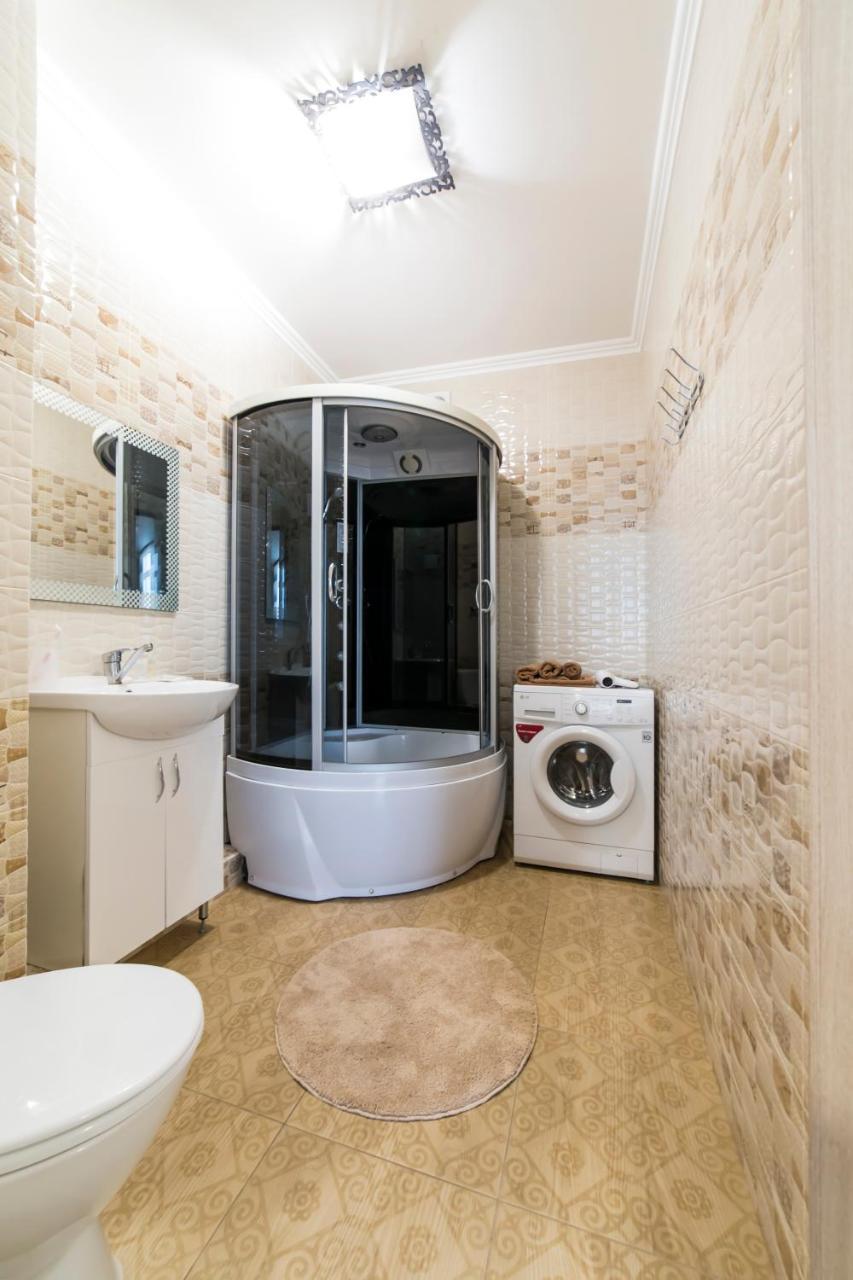 Studio Apartment On Bazhana Kiev Exteriör bild